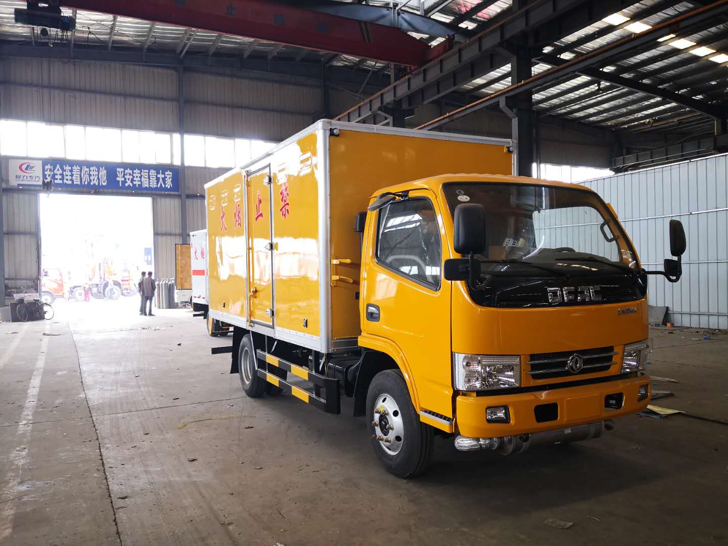 東風小多利卡黃牌4.2米腐蝕品廂式車詳細配置介紹