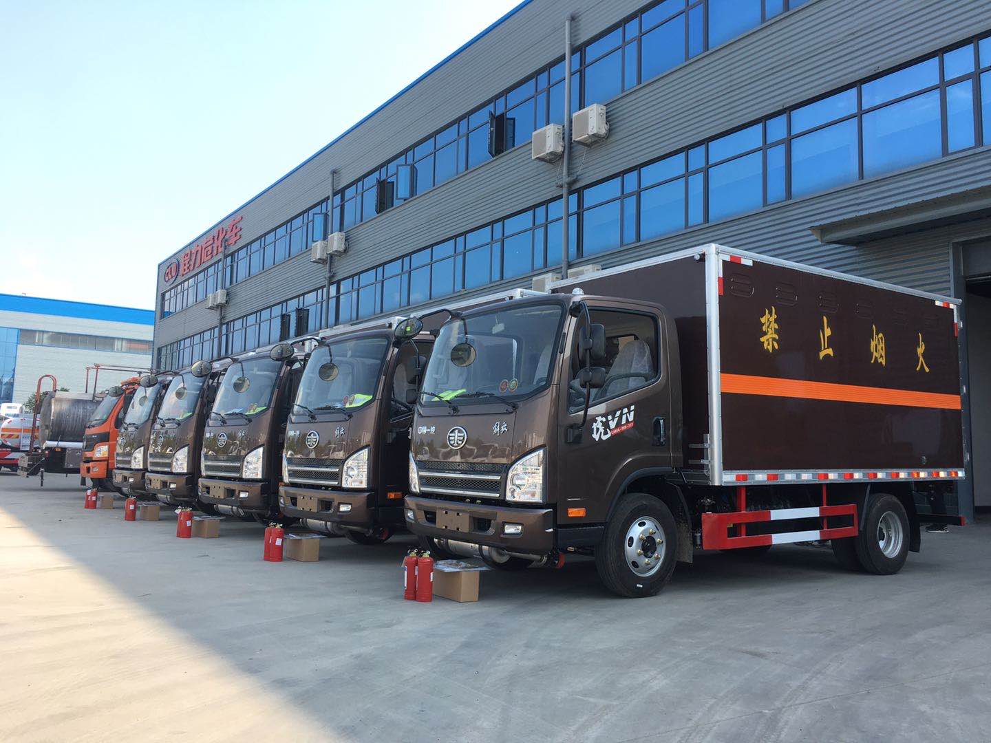 遼寧陳總訂購5臺解放咖啡色藍牌危險品車發車