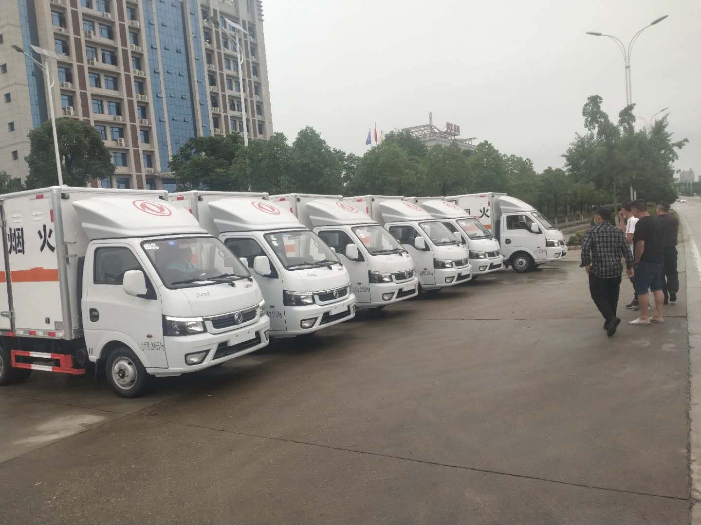 安徽滁州孫總訂購的六臺東風途逸國六危險品車發車
