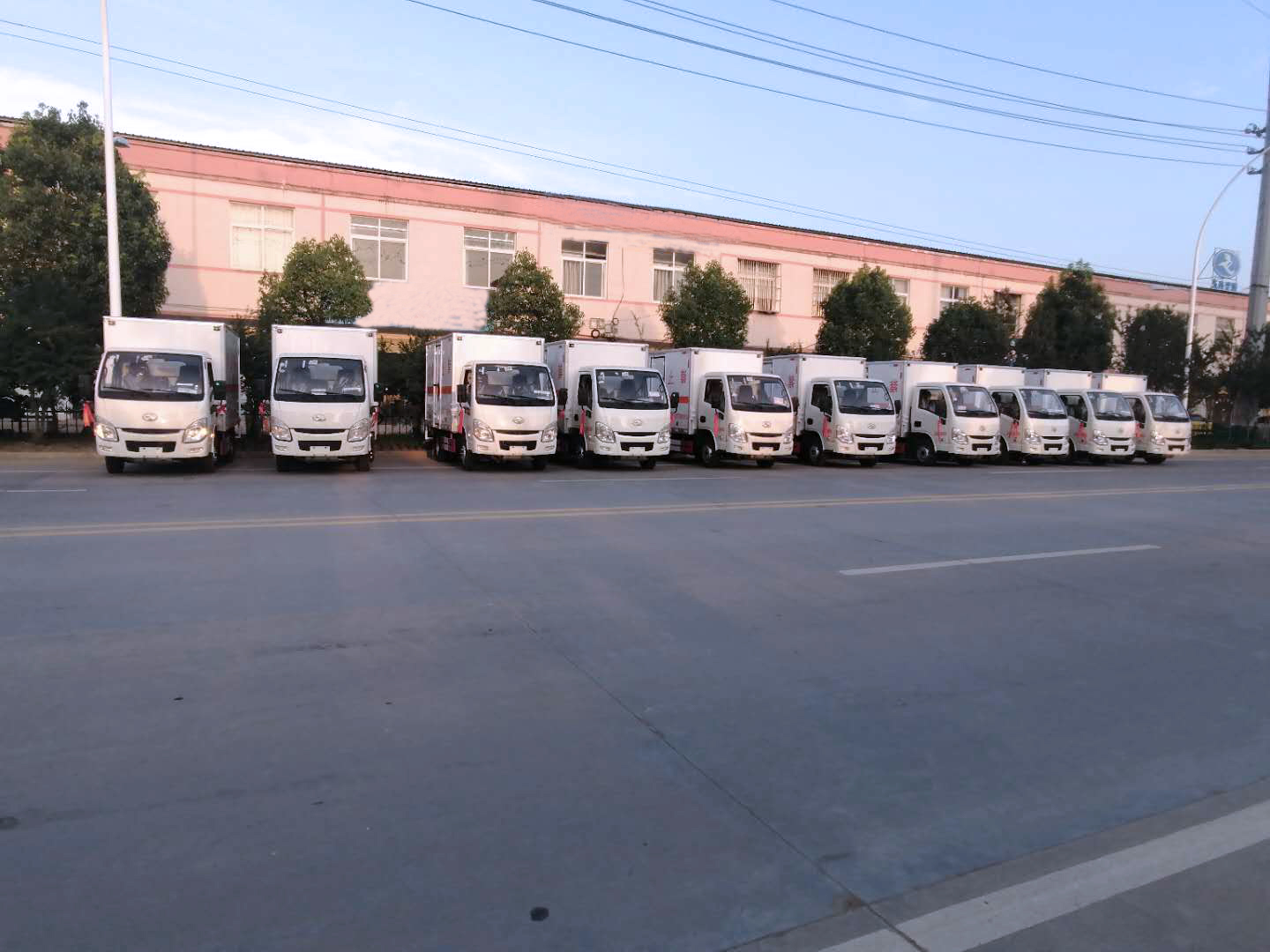 貴州王總訂購的10臺躍進國五柴油危險品車發車