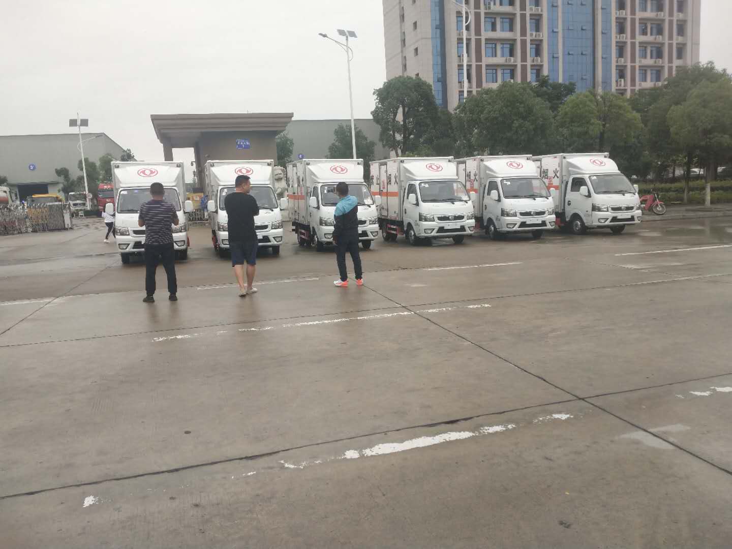 河南鄧總訂購的6臺東風途逸危險品車發車