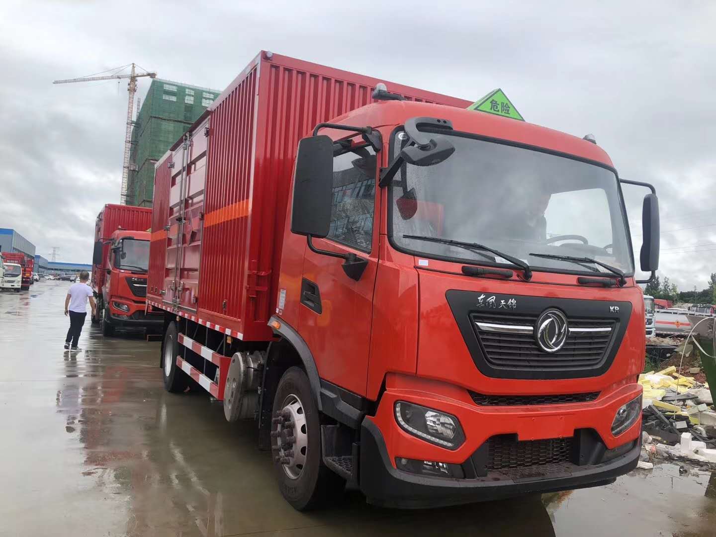 天錦張總訂購兩臺東風天錦KR危險品車發車