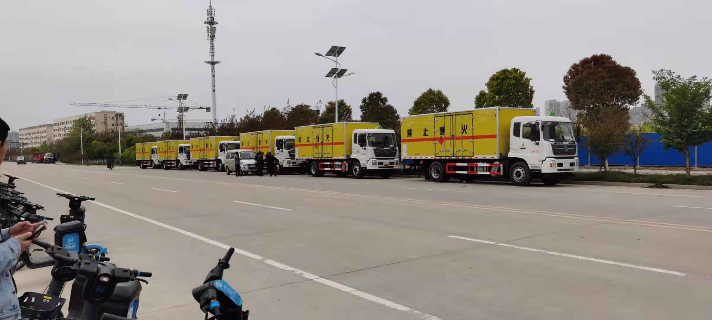 河北雷總訂購6臺(tái)東風(fēng)天錦一類危險(xiǎn)品車