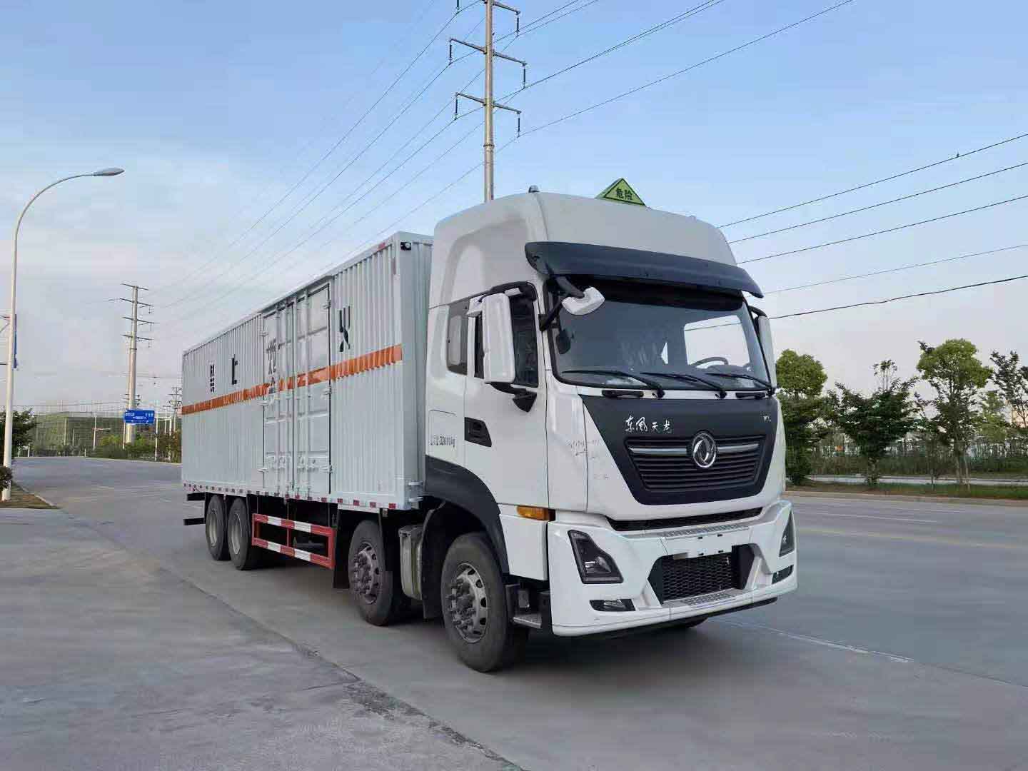 東風天龍前四后八瓦楞板國六危險品車