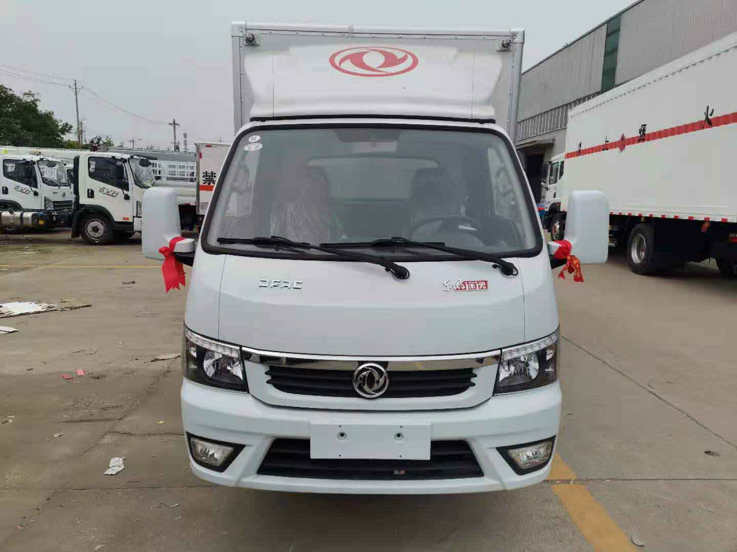東風途逸3米8易燃液體廂式運輸車