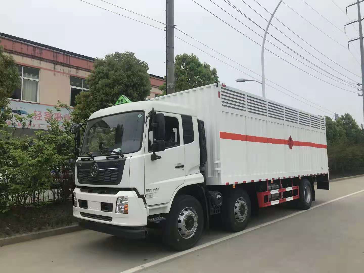 東風天錦三軸國六帶液壓尾板危險品車