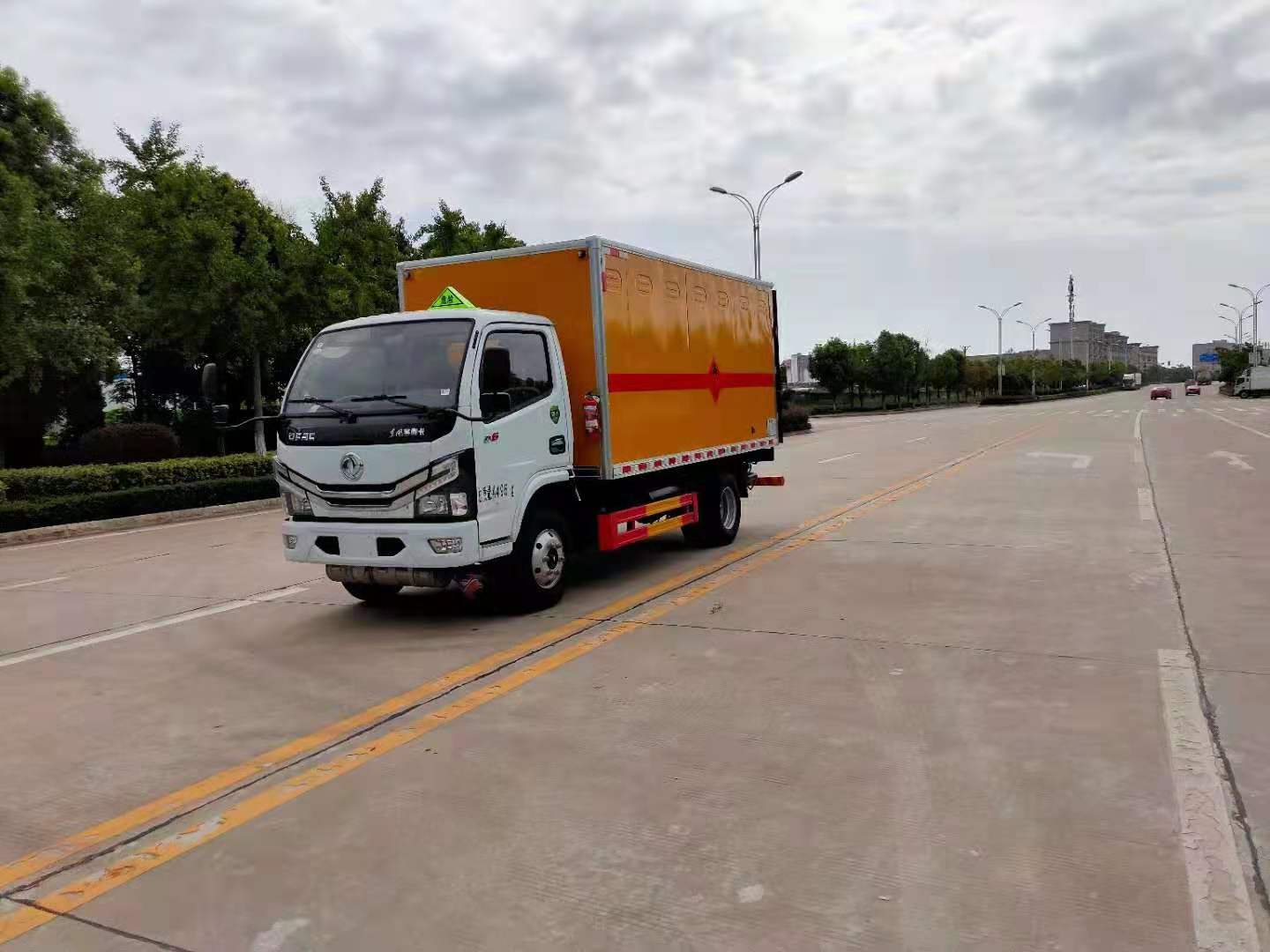 東風國六全柴115馬力雜項危險品車