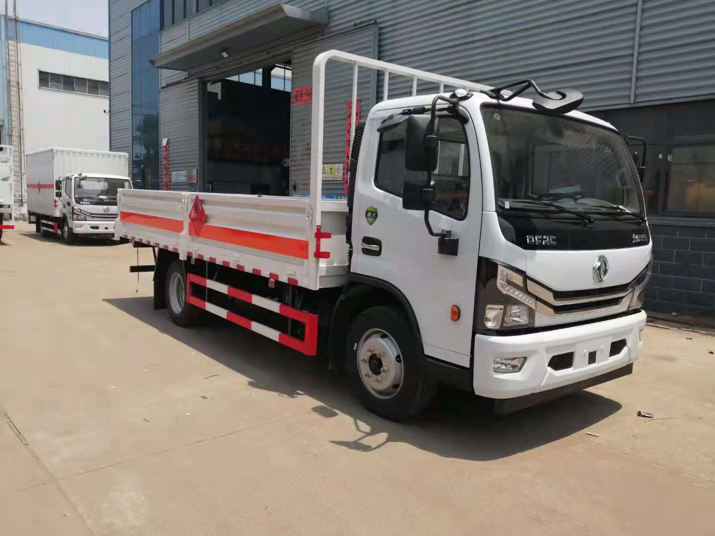 提車不到10萬的東風4米2藍牌氣瓶運輸車