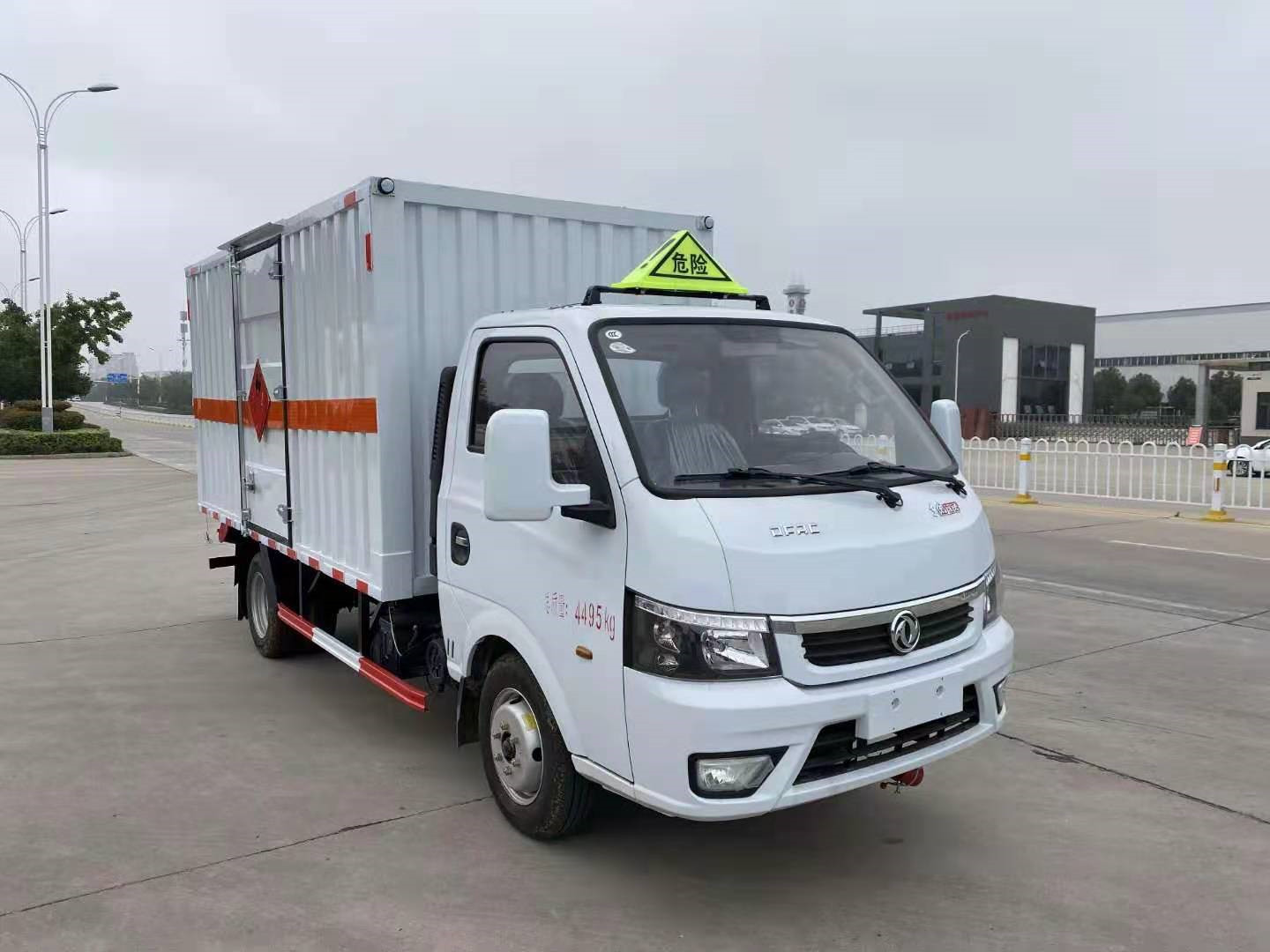 東風途逸瓦楞板3米8雜項危險品廂式運輸車