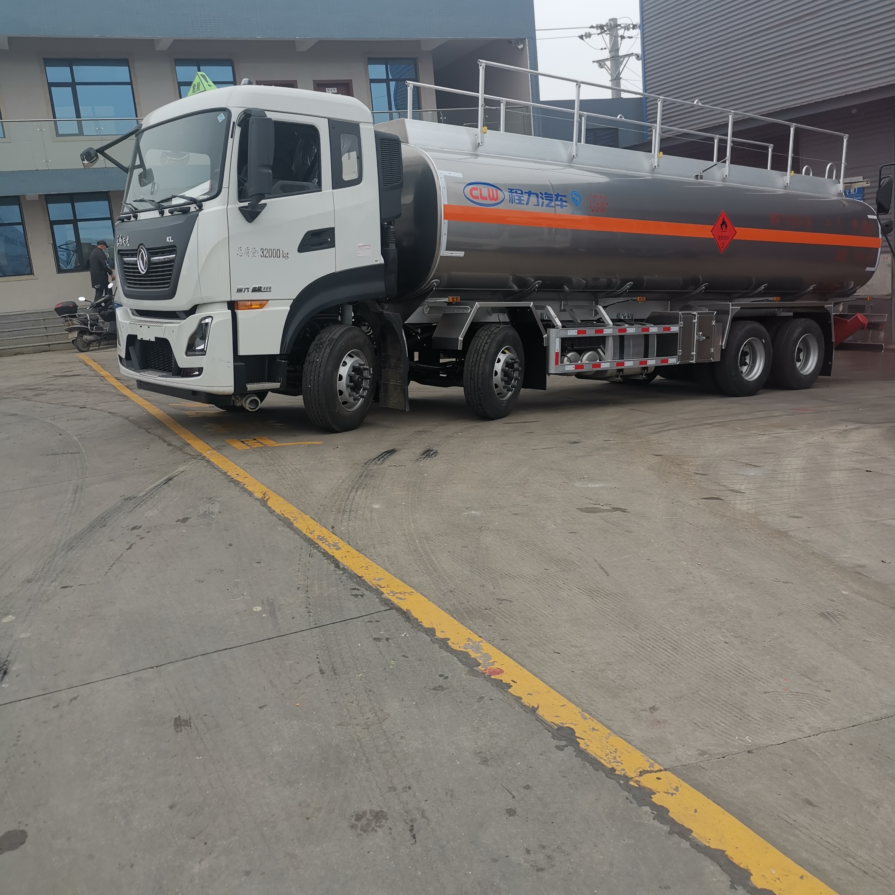 東風天龍前四后八國六鋁合金罐式運輸車