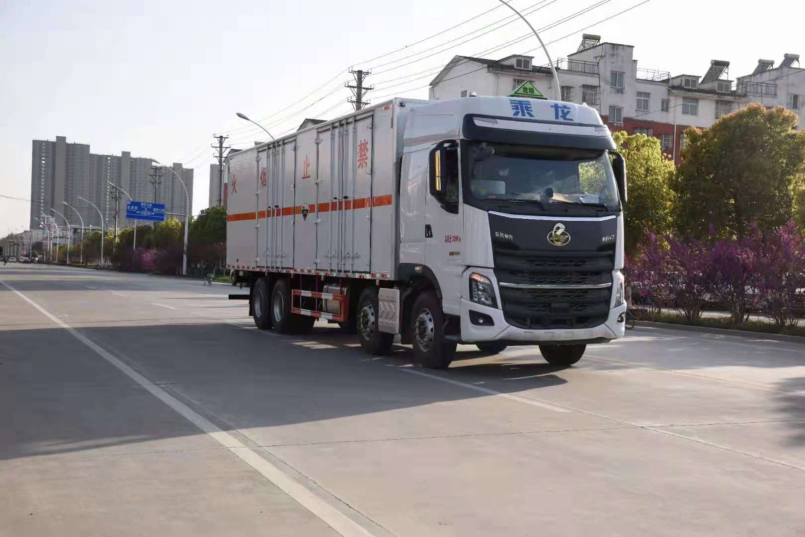 東風(fēng)天龍與東風(fēng)柳汽危險(xiǎn)品車對(duì)比