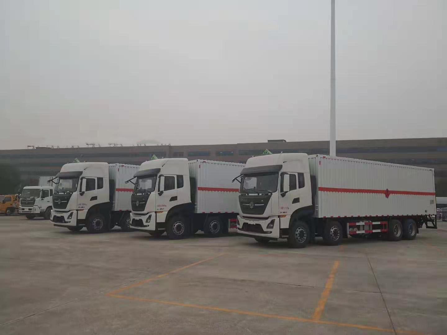 東風(fēng)天龍前四后八9米4瓦楞板國(guó)六危險(xiǎn)品車