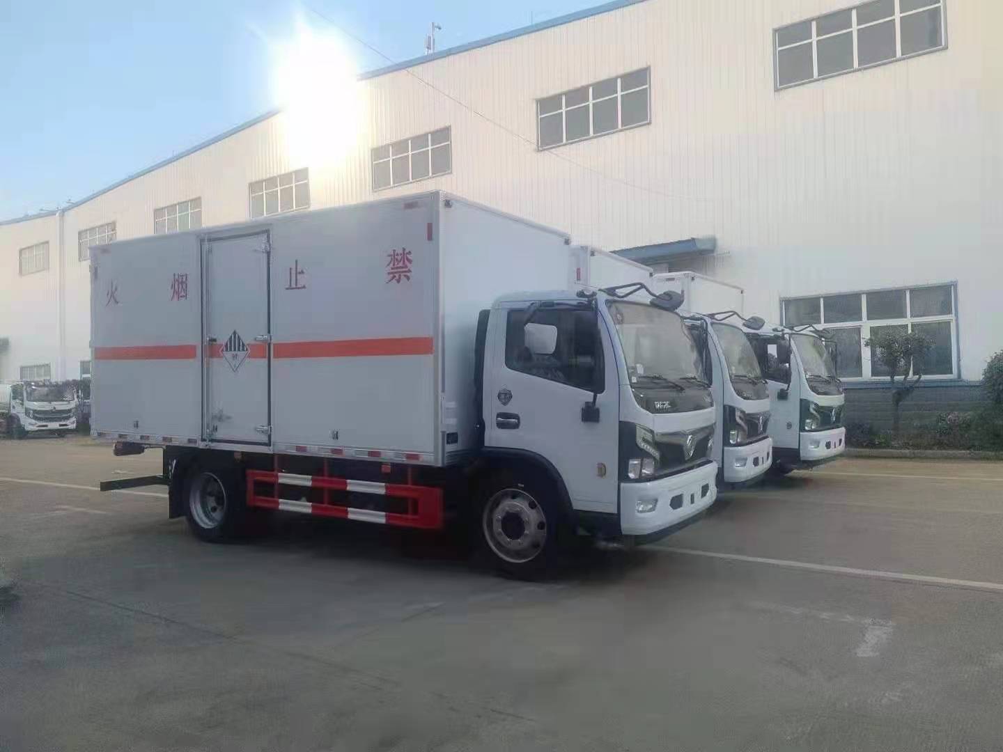 貴州李總訂購3臺東風福瑞卡國六危險品車