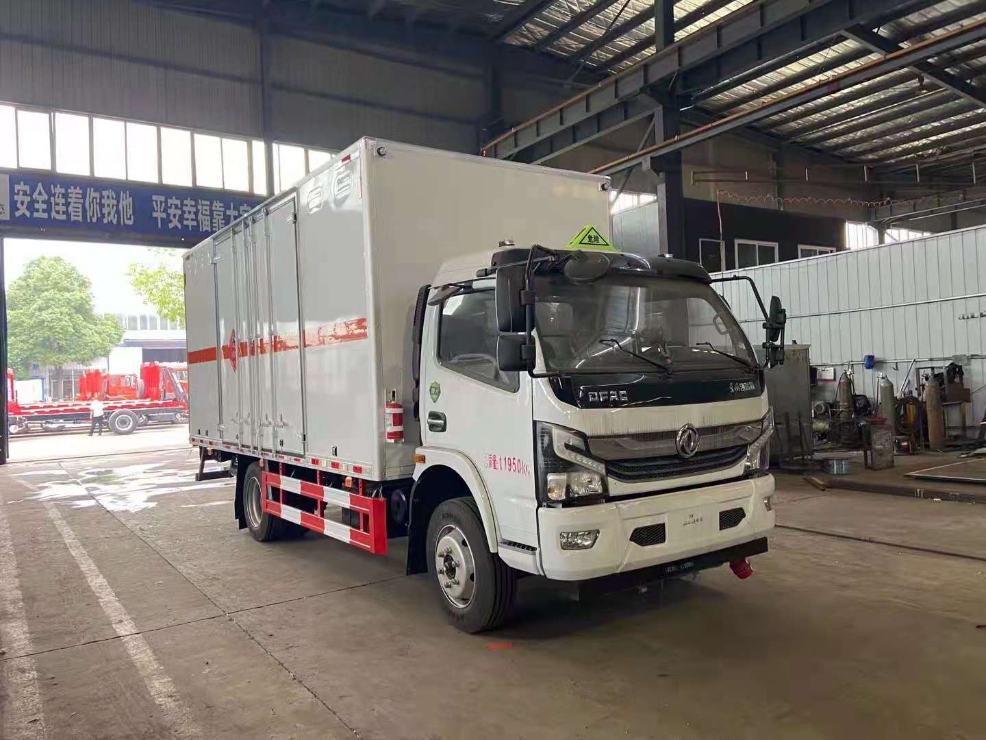 危貨車液壓尾板使用注意事項