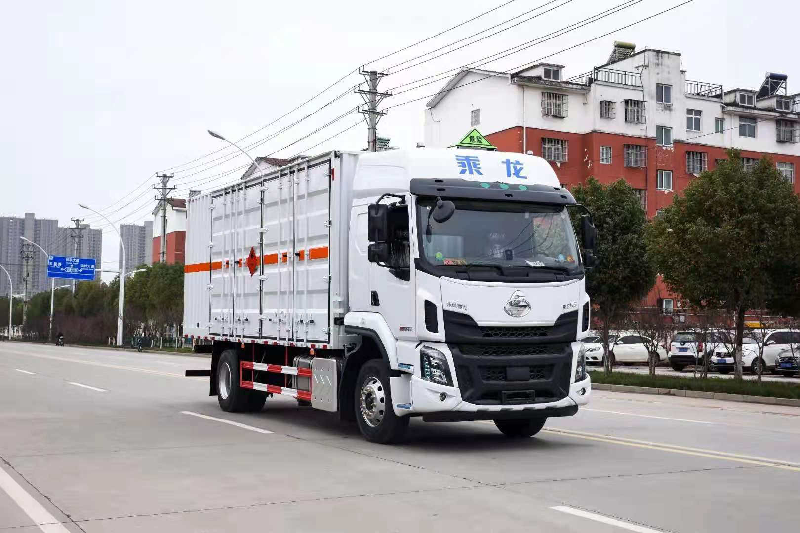 柳汽高頂雙臥帶雙側門危險品車
