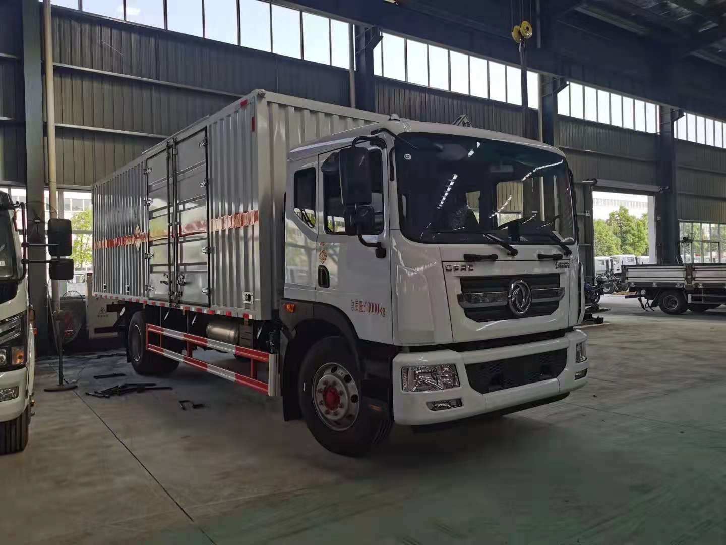 東風多利卡D9國六瓦楞廂式運輸車