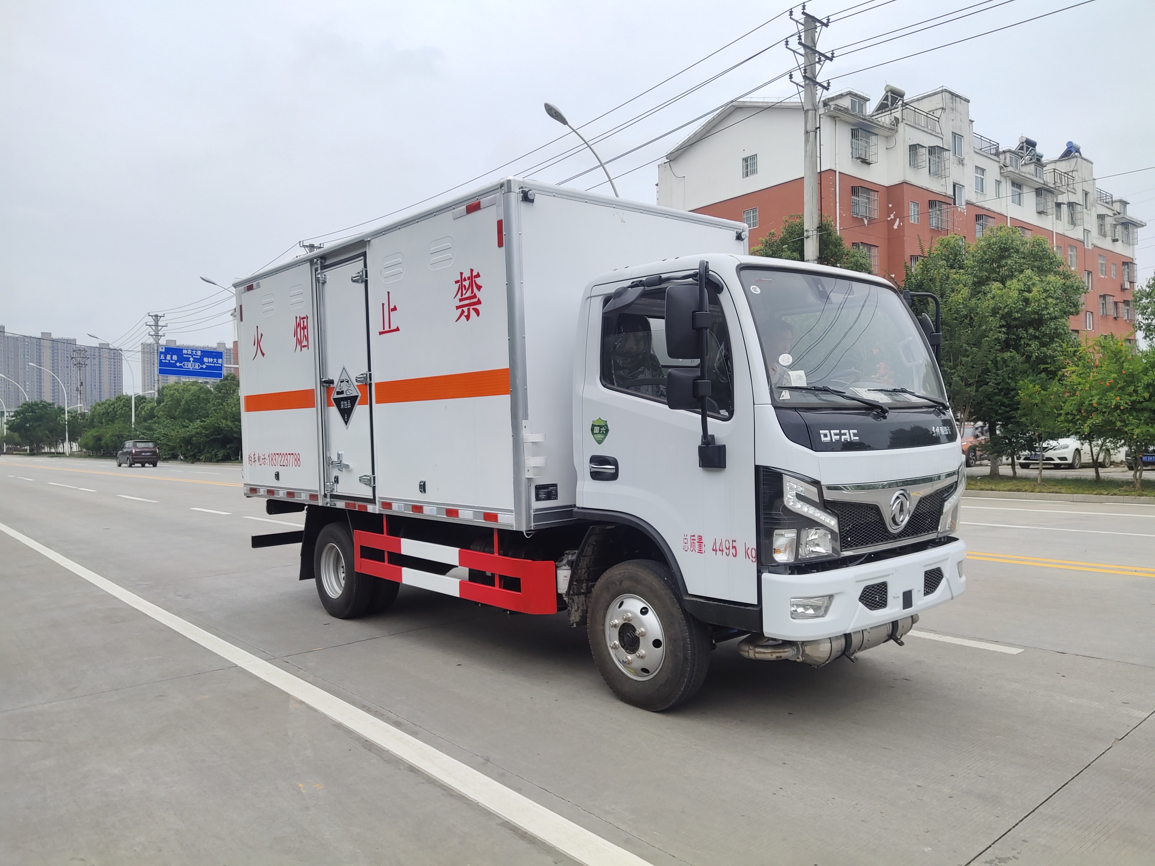 藍牌八類危險品車，還看東風福瑞卡腐蝕品運輸車