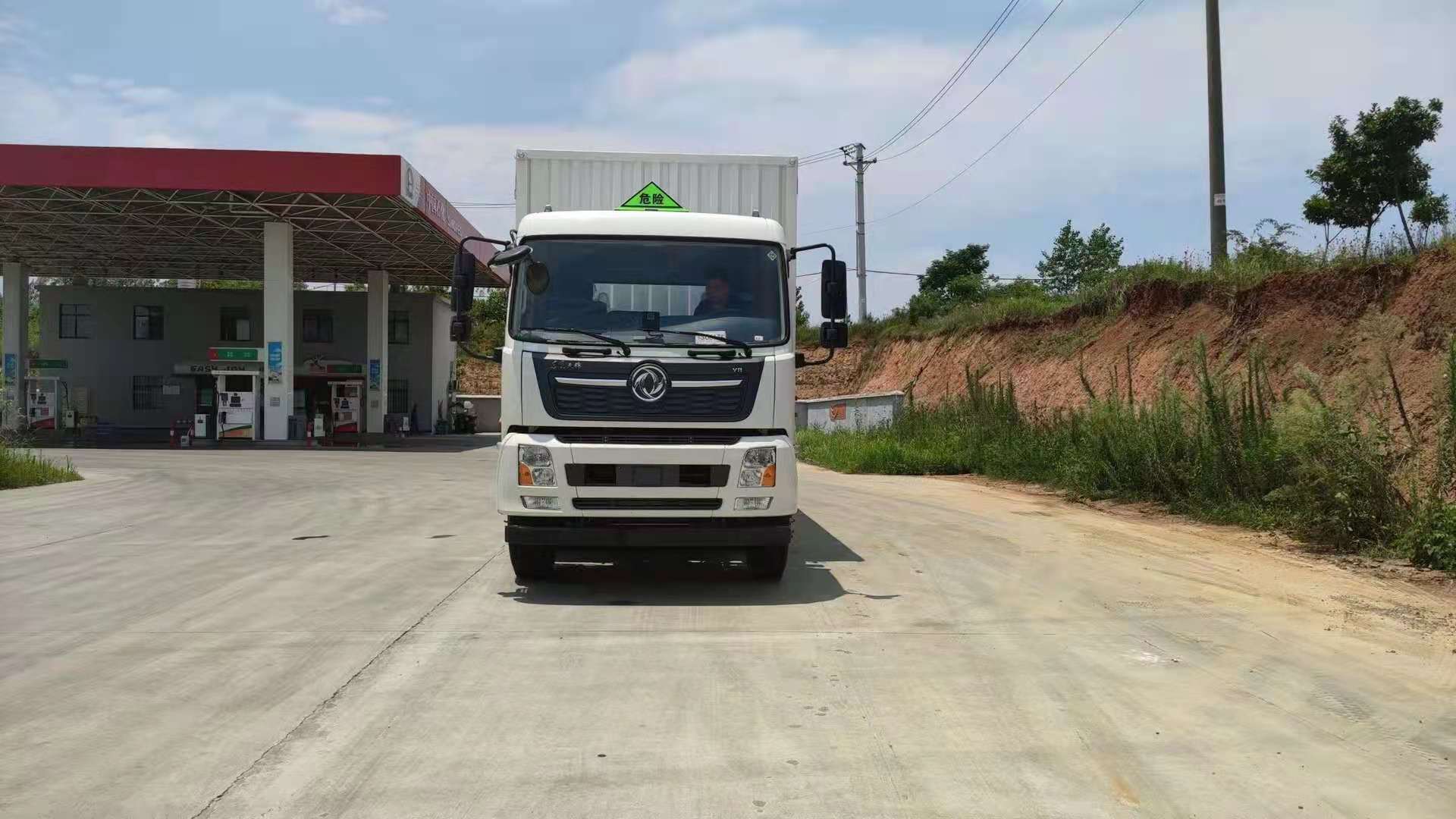 東風(fēng)天錦三軸帶三開側(cè)門瓦楞板危險品車