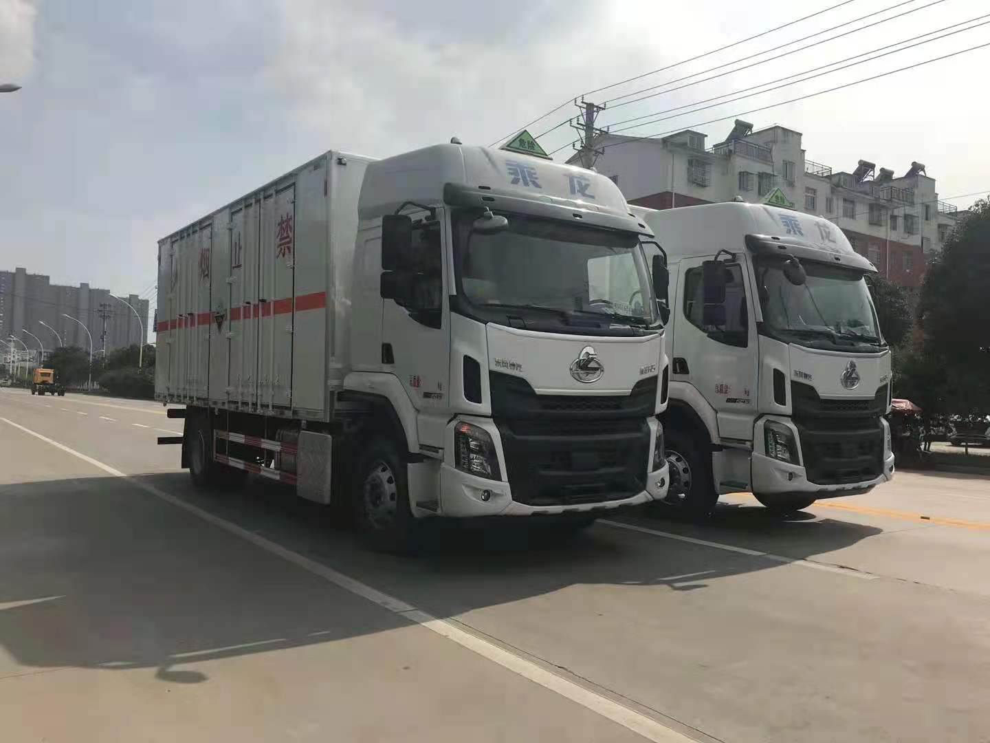 四川李總訂購的兩臺(tái)柳汽腐蝕性物品廂式車發(fā)車