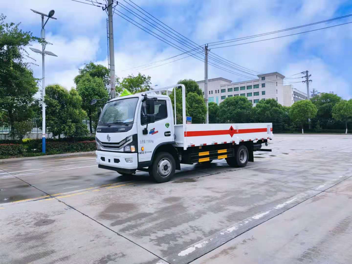東風(fēng)額載4.2噸4米2國六氣瓶車