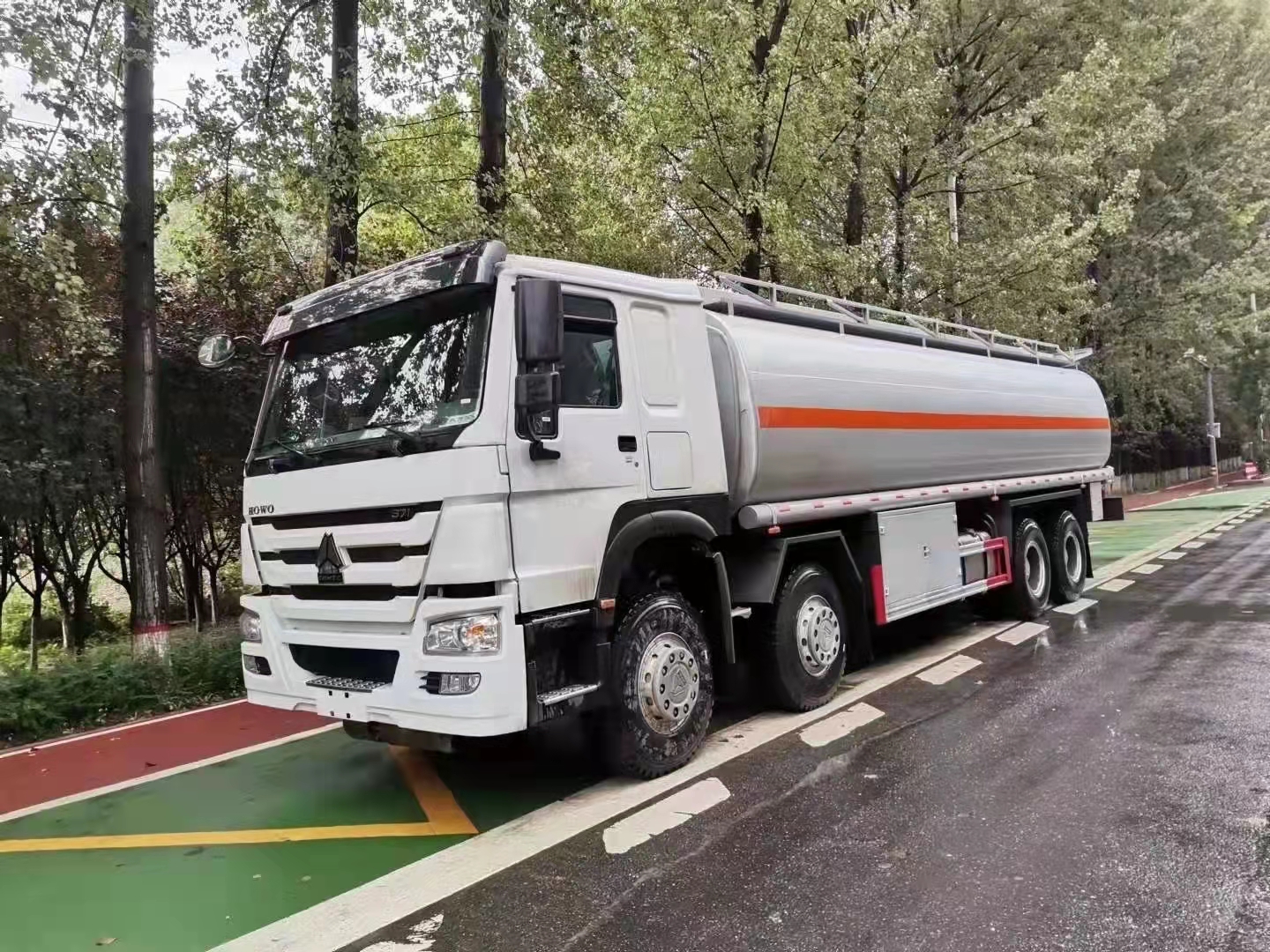 重汽豪沃40立方出口運(yùn)油車(chē)