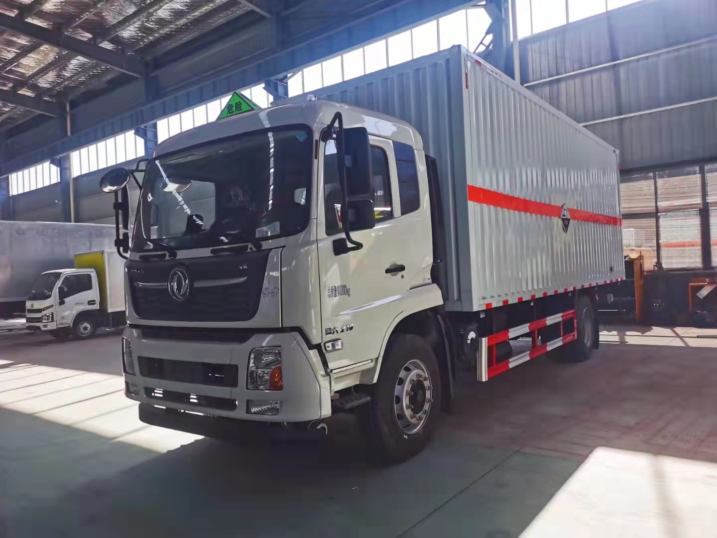 東風天錦三軸帶三開側門雜項危險物品廂式運輸車