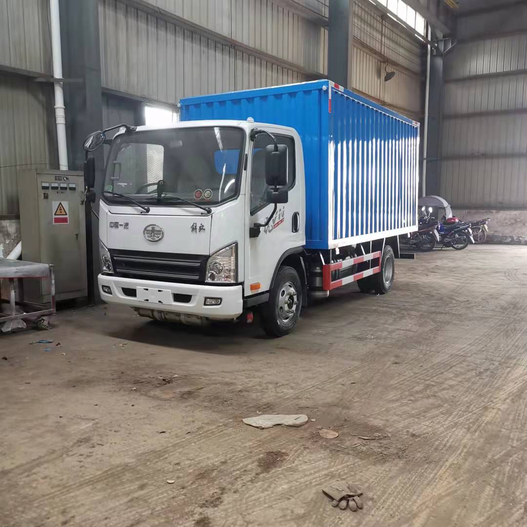 解放虎V瓦楞板國(guó)六危險(xiǎn)品車（白色車頭藍(lán)色廂體）