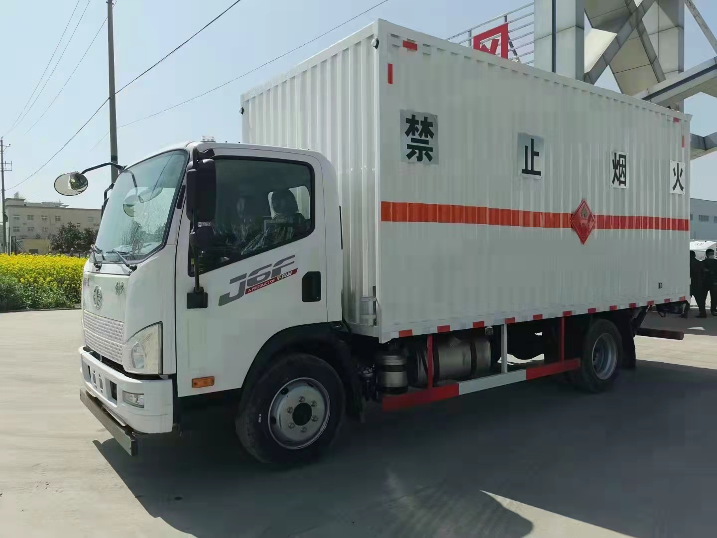 解放黃牌5米1瓦楞板九類危險品車