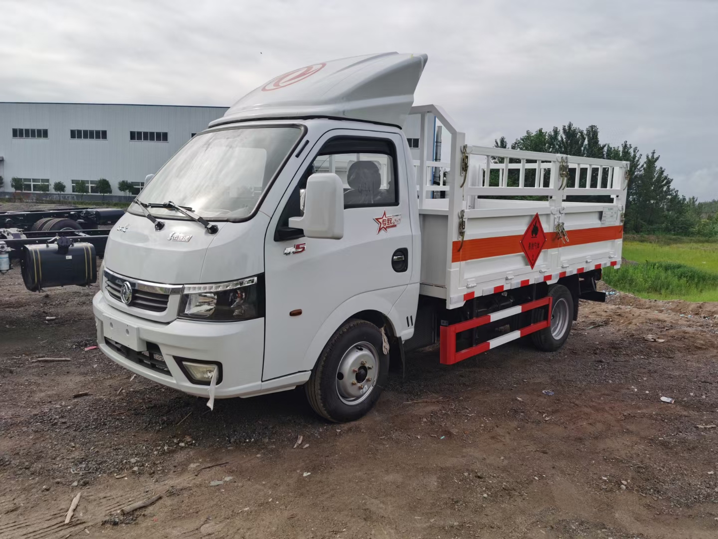小車也能帶尾板上戶了，東風3米8氣瓶車滿足您