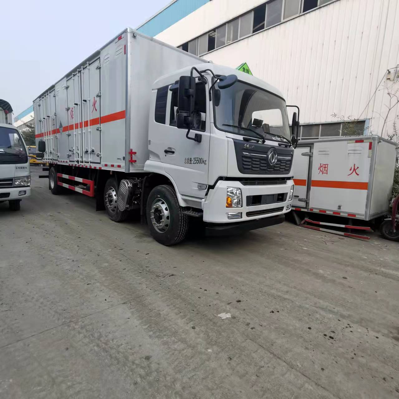 東風(fēng)天錦三軸帶雙開雙側(cè)門國六危險品車