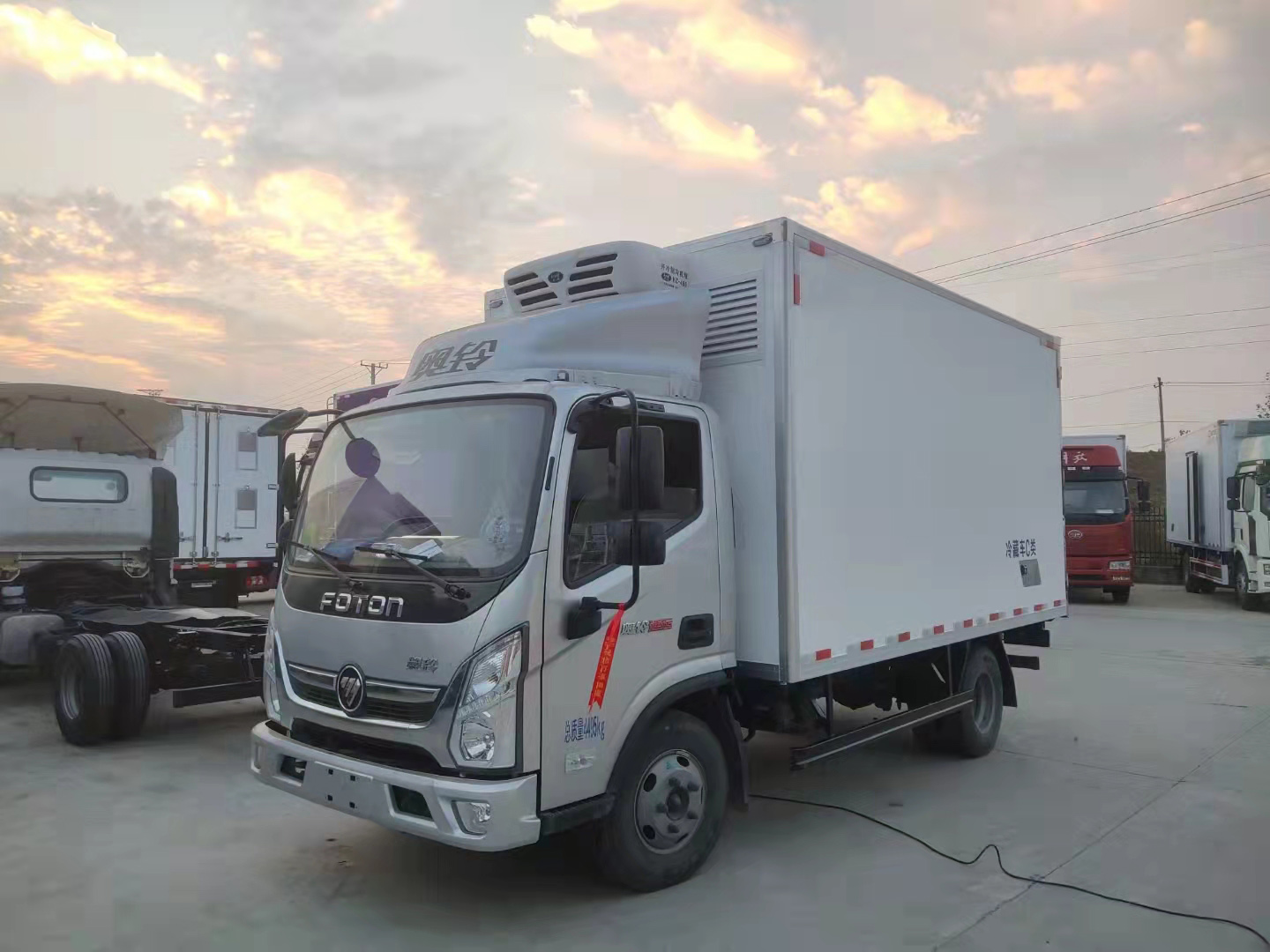 福田奧鈴國六藍(lán)牌帶肉鉤冷藏車