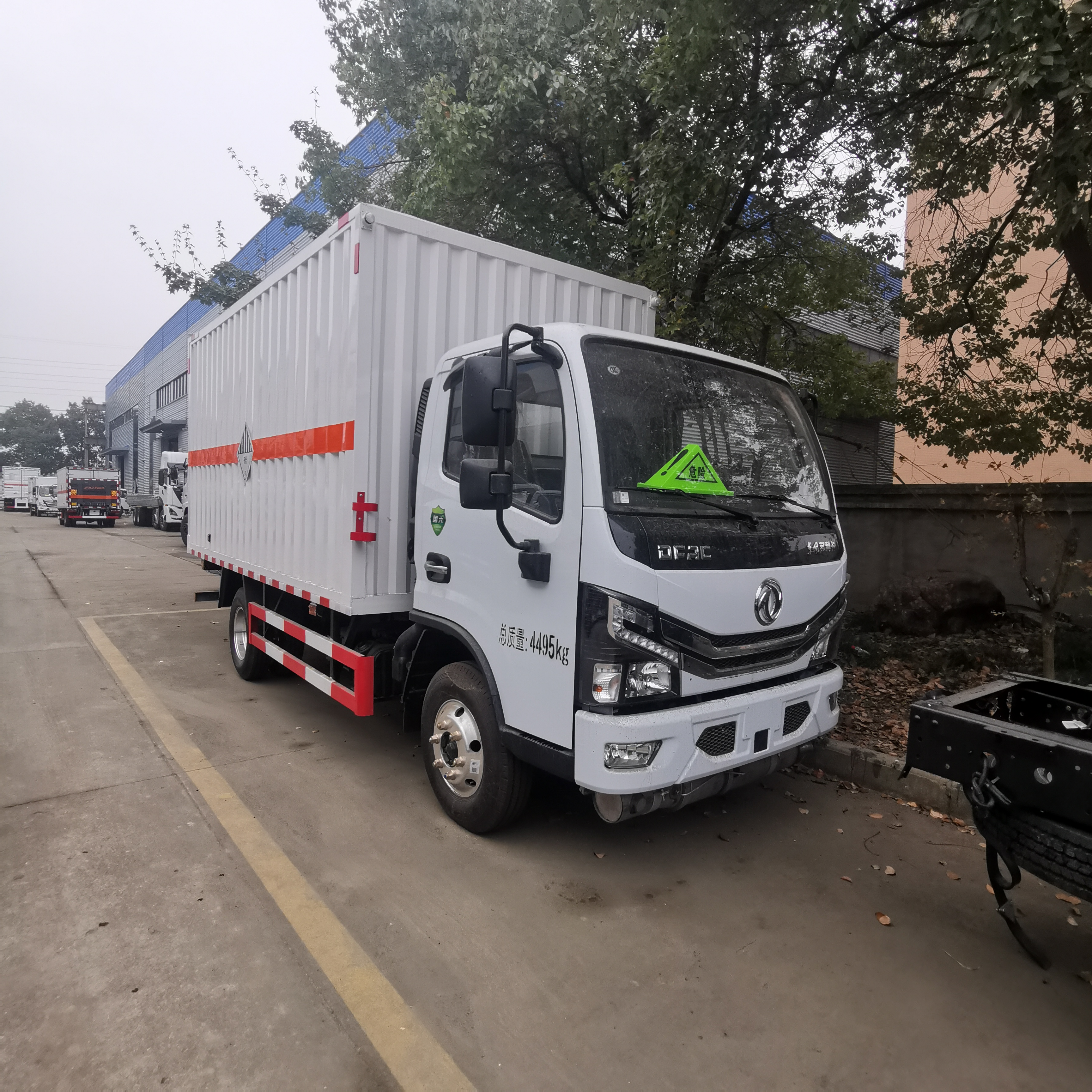 東風多利卡藍牌瓦楞板雜項危險品車