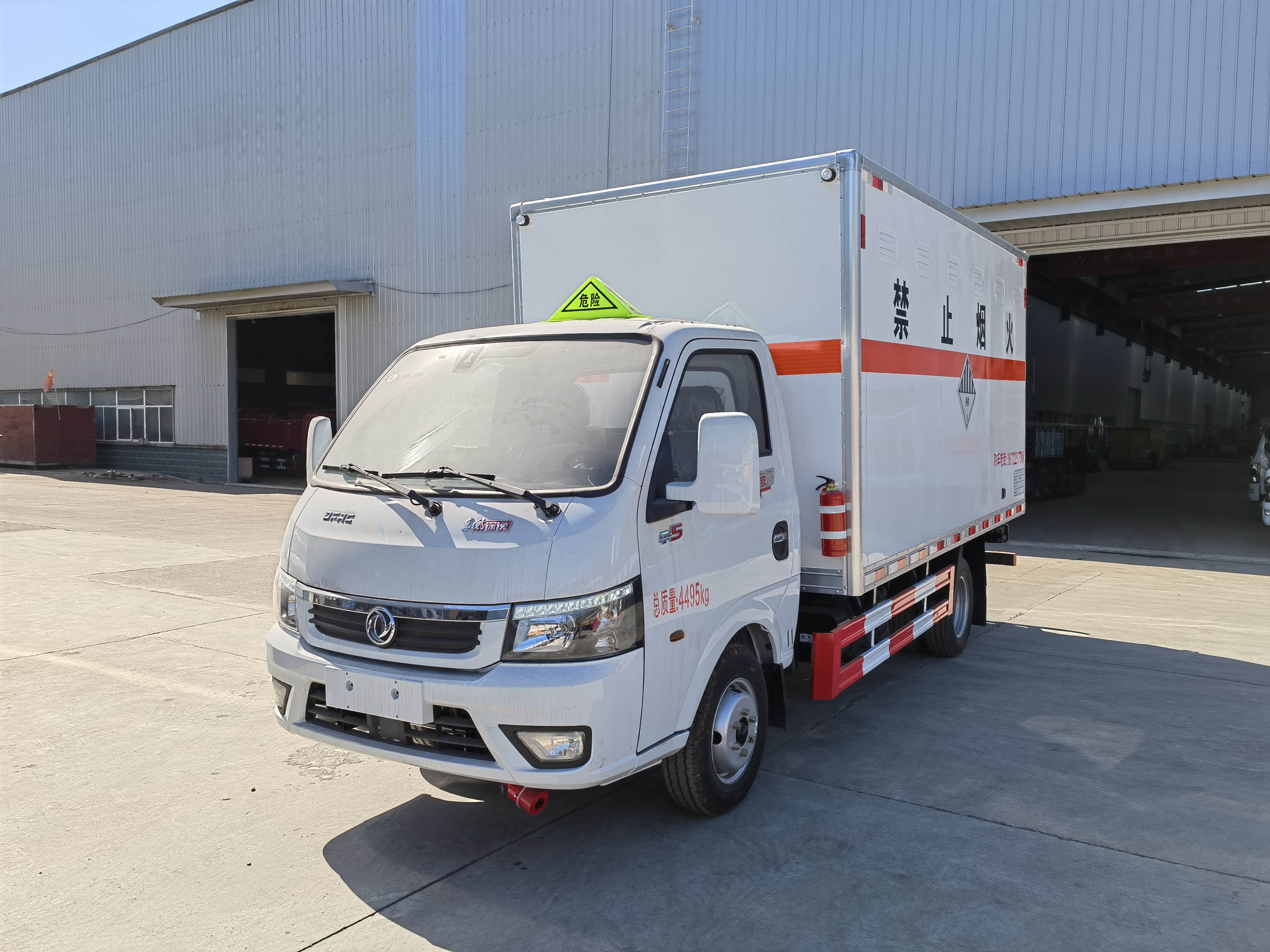 東風途逸帶雙開側門3米8雜項危貨車