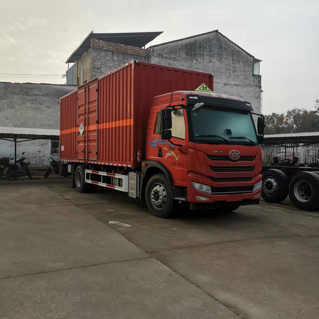 解放龍V國六瓦楞板6米8帶雙側門危險品車