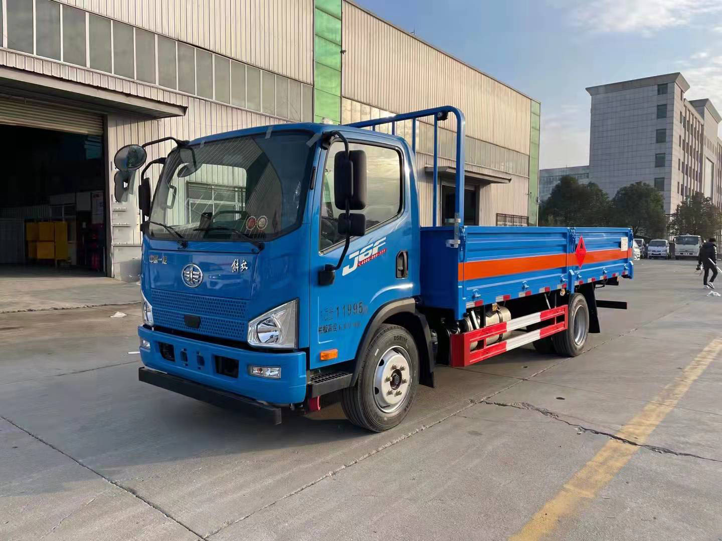 解放J6F國六藍色低欄板氣瓶車
