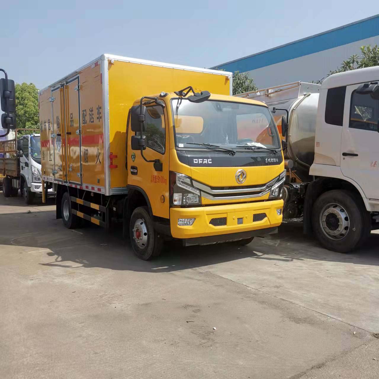 城市配送定制少不了東風(fēng)大多利卡黃色危險品車