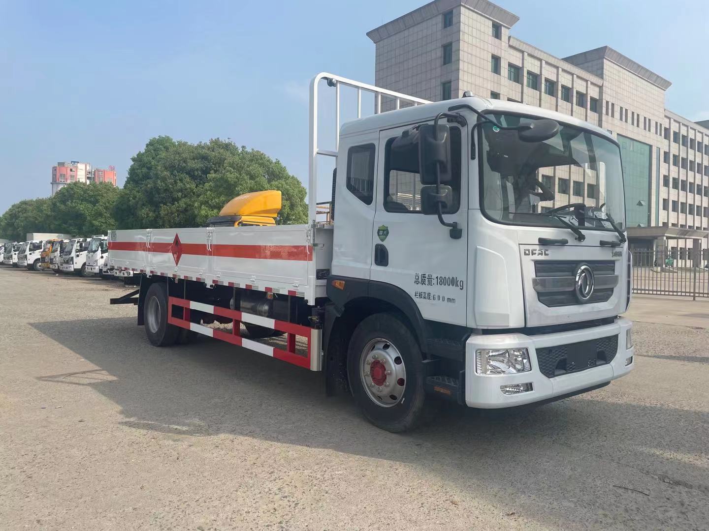 東風(fēng)D9國(guó)六低欄板氣瓶車(chē)好上牌