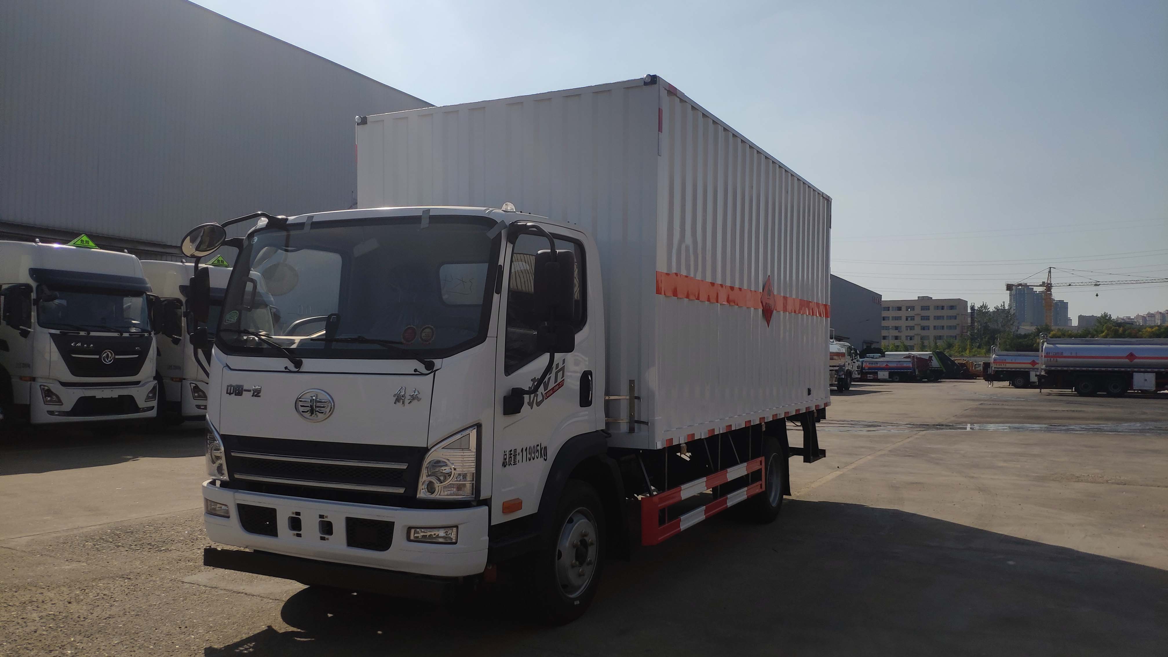 解放虎VR國(guó)六3.4米危險(xiǎn)品車(chē)