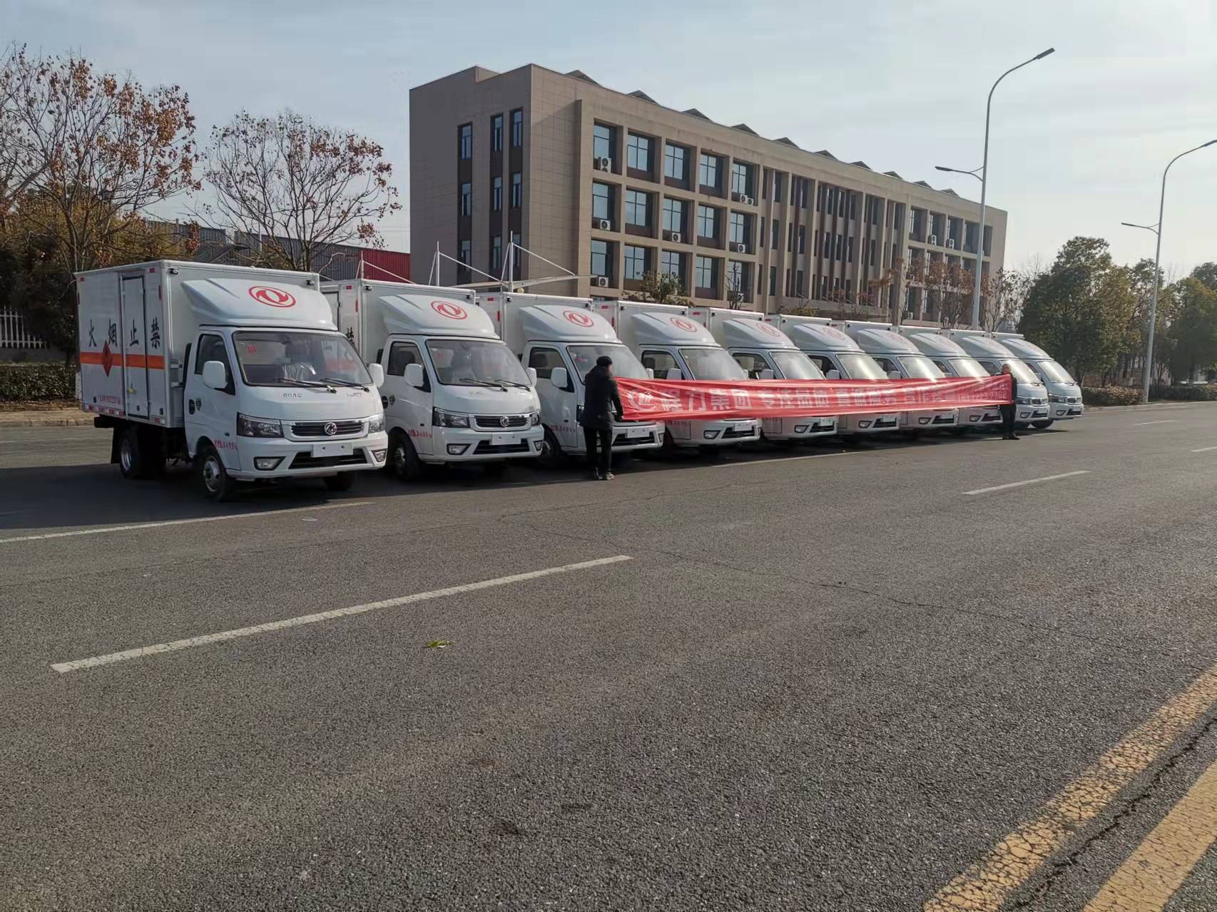 內蒙朱總自提10臺東風途逸易燃氣體廂式運輸車