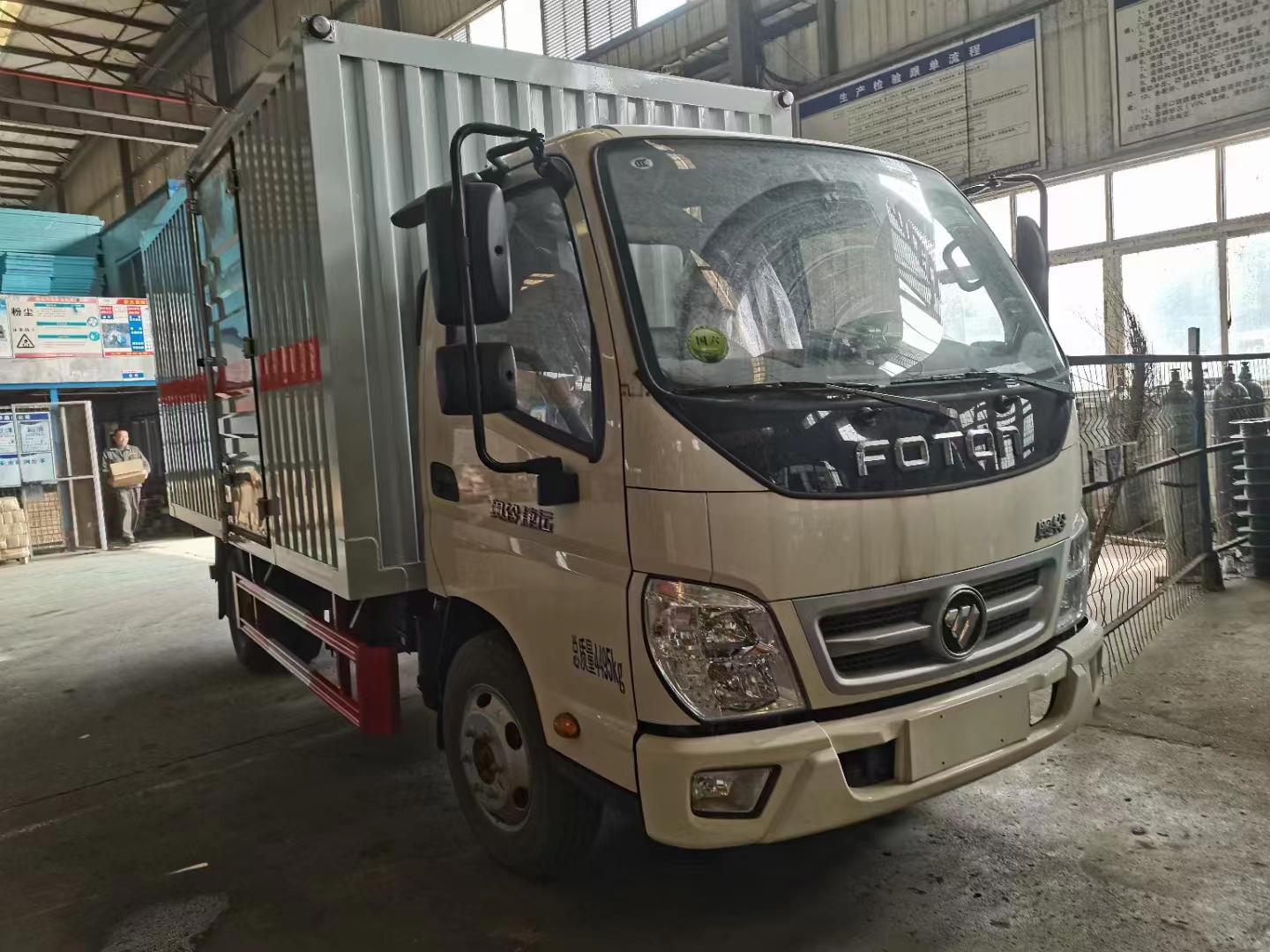 福田奧鈴捷運(yùn)115馬力瓦楞板危險(xiǎn)品車