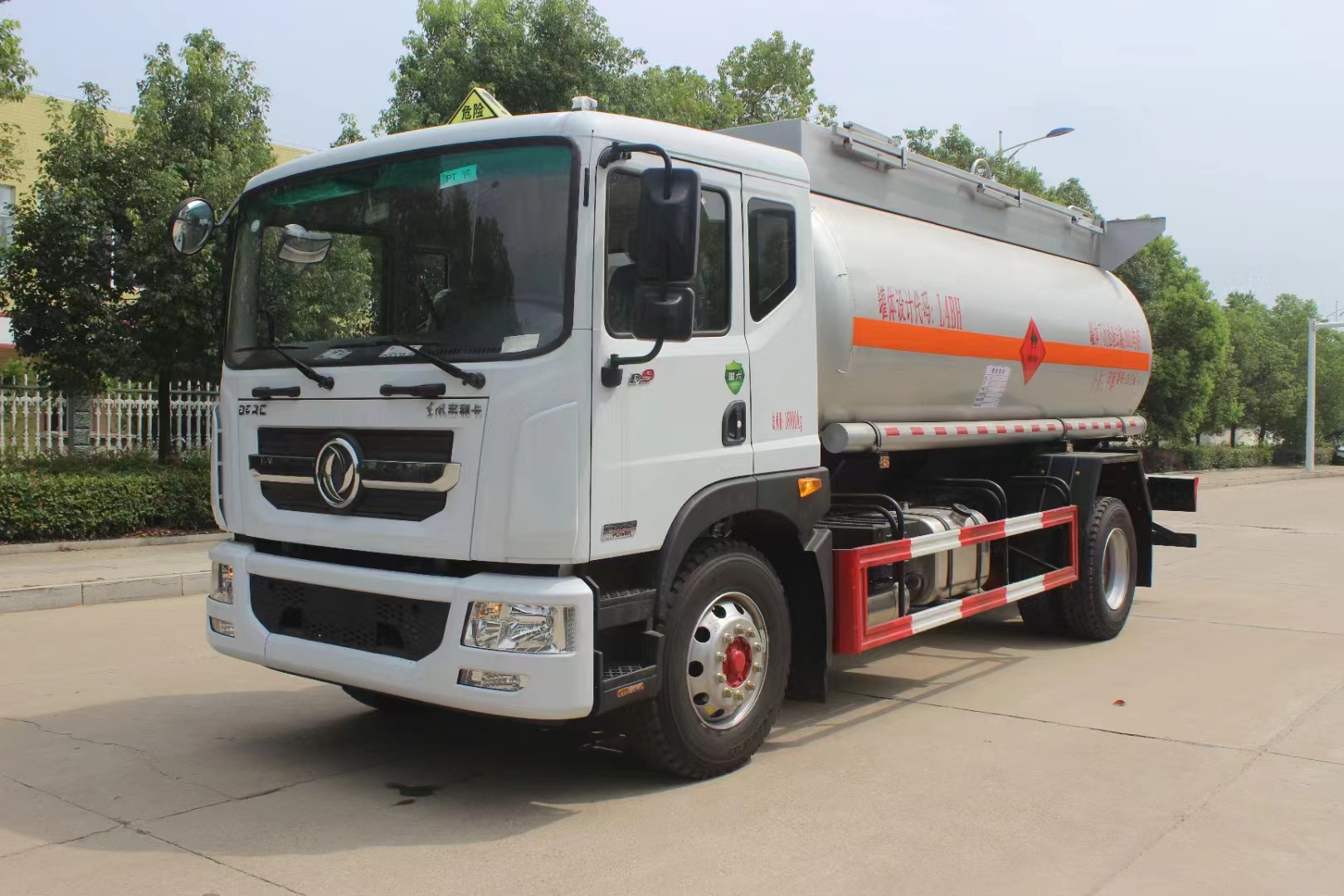 東風(fēng)D9國六甲醇罐式車