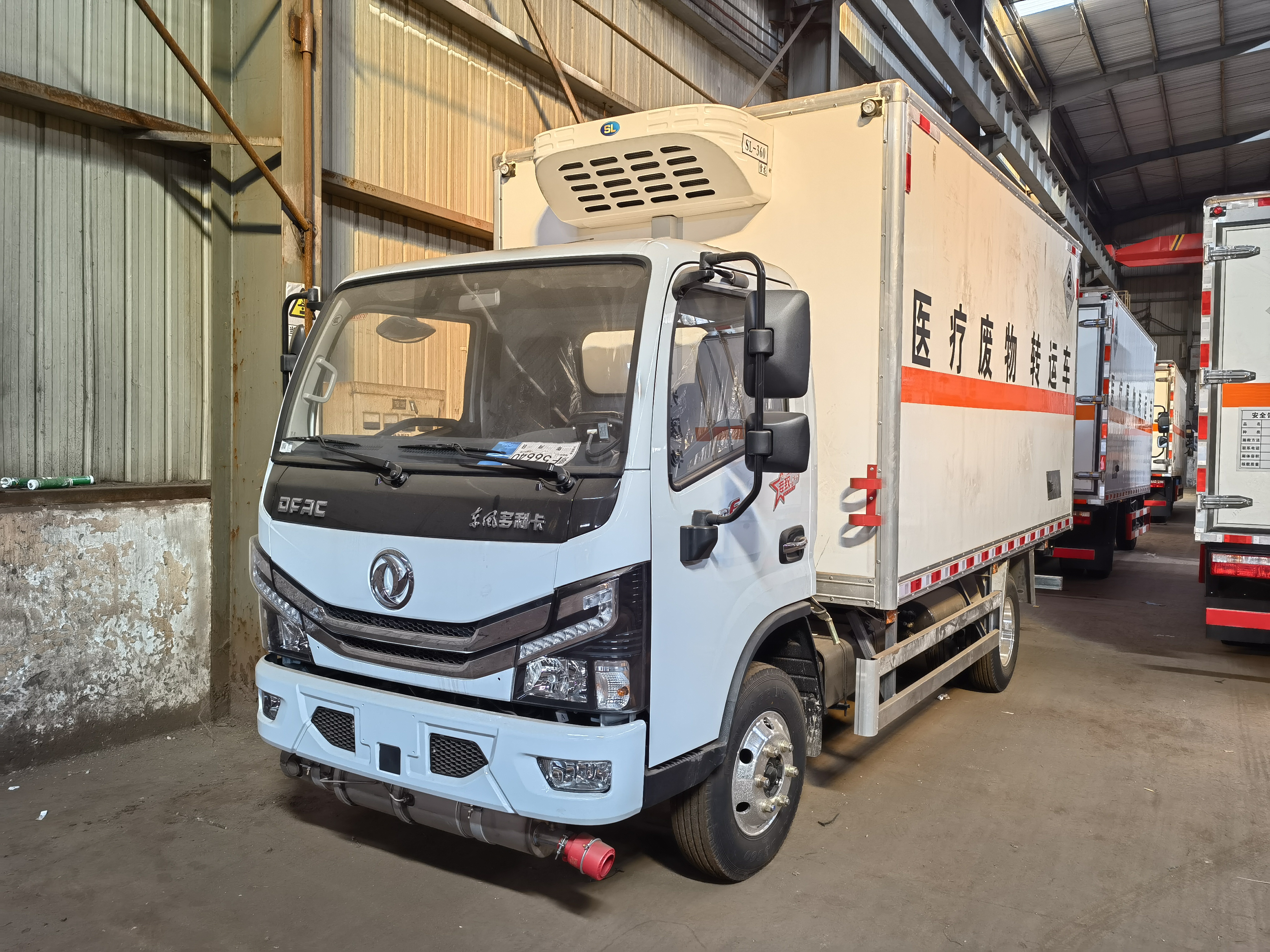 東風帶液壓尾板藍牌醫(yī)療廢物轉(zhuǎn)運車