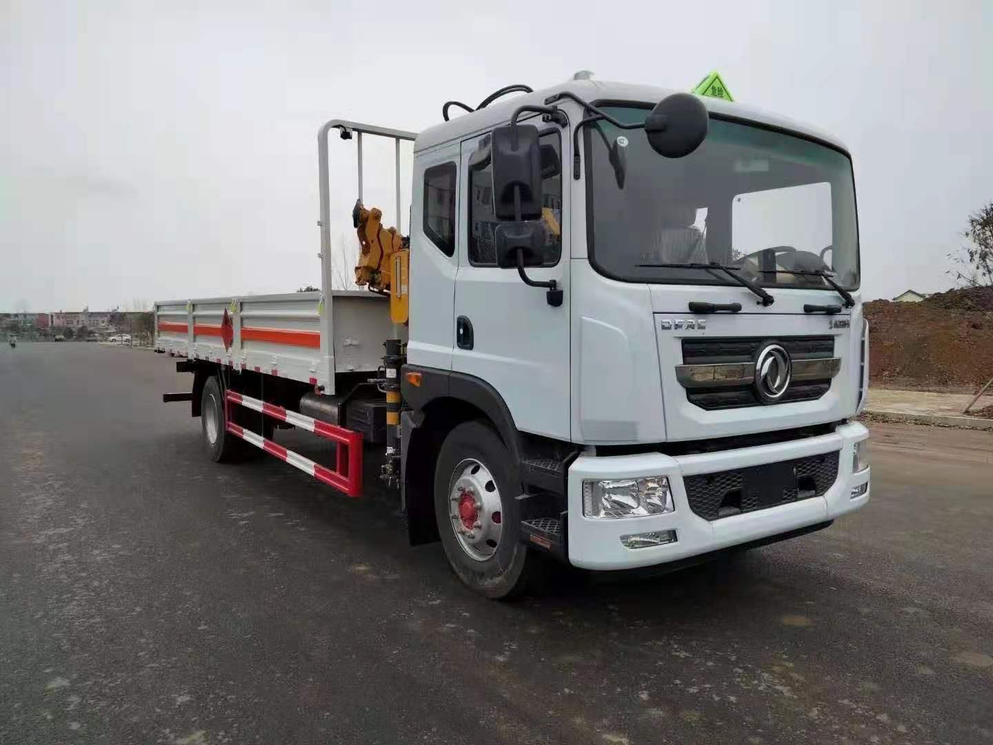東風D9國六帶吊氣瓶車