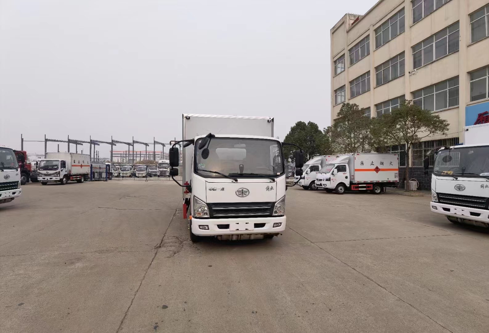 解放國六小黃牌4米2易燃氣體廂式運輸車