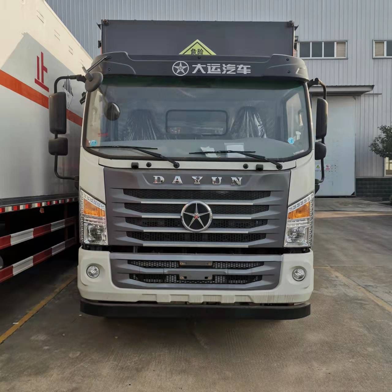 大年初五，為您解析選擇程力危險(xiǎn)品運(yùn)輸車原因: