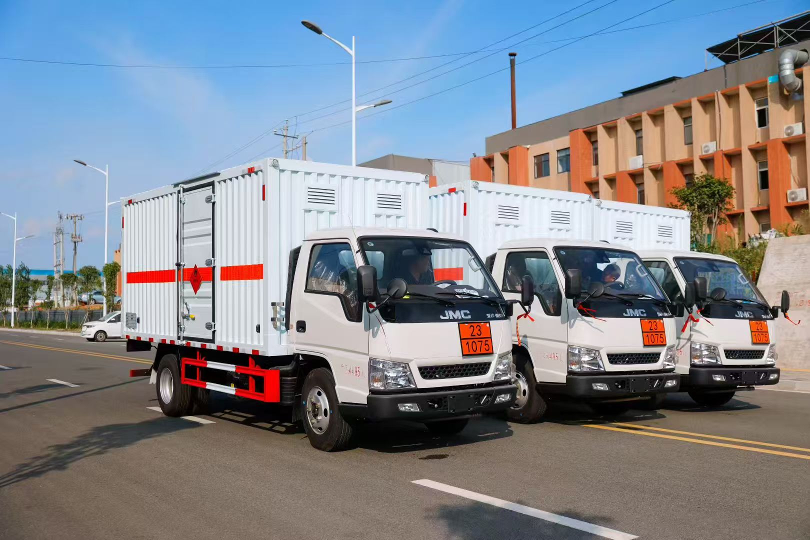 江西李總批量訂購三臺江鈴順達(dá)國六易燃?xì)怏w廂式車