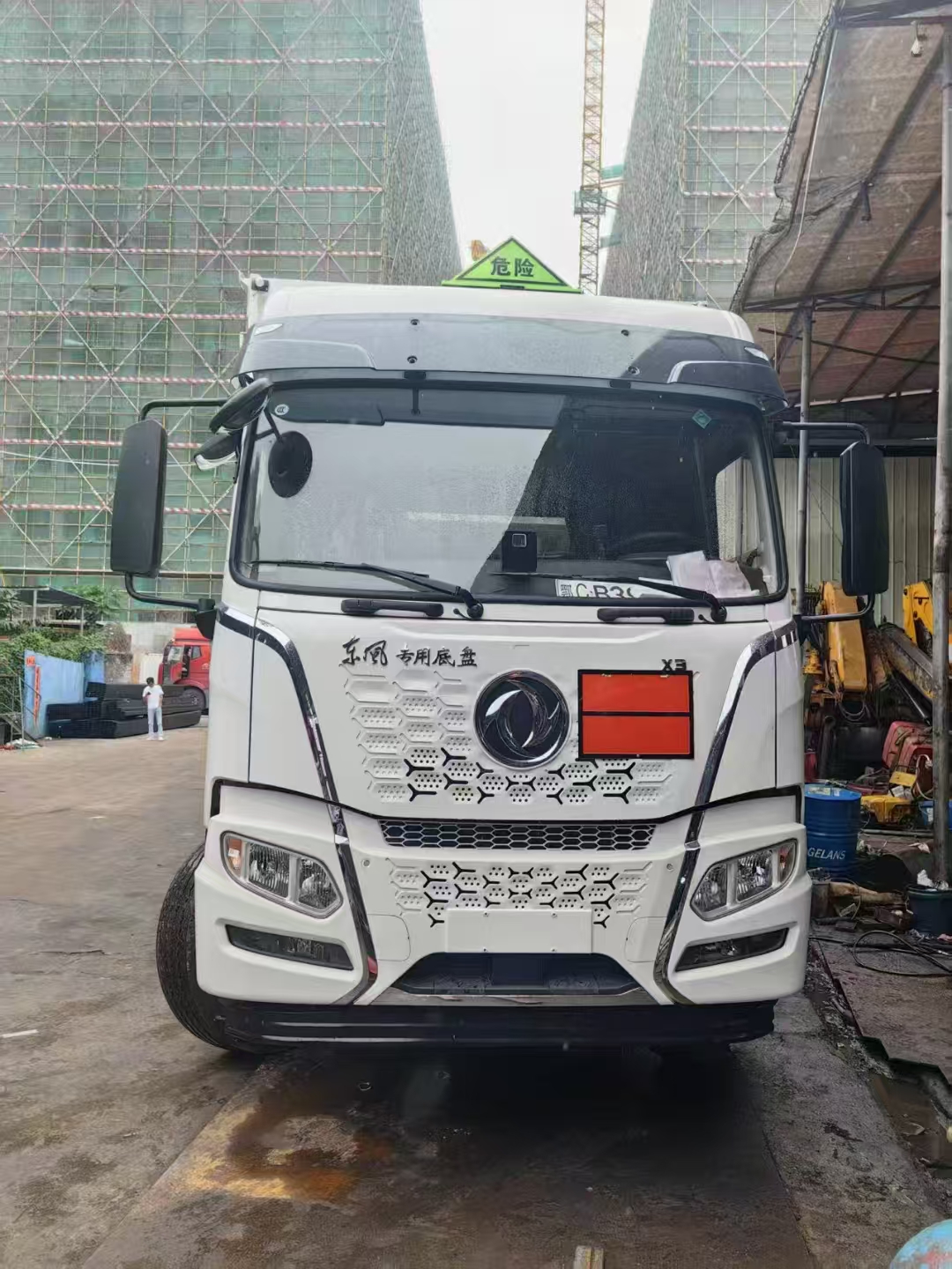 東風(fēng)X3帶三開側(cè)門雜項(xiàng)危險(xiǎn)品車