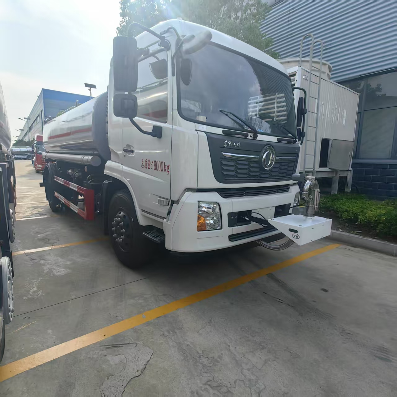 東風(fēng)天錦帶前置高炮帶扇形噴水灑水車