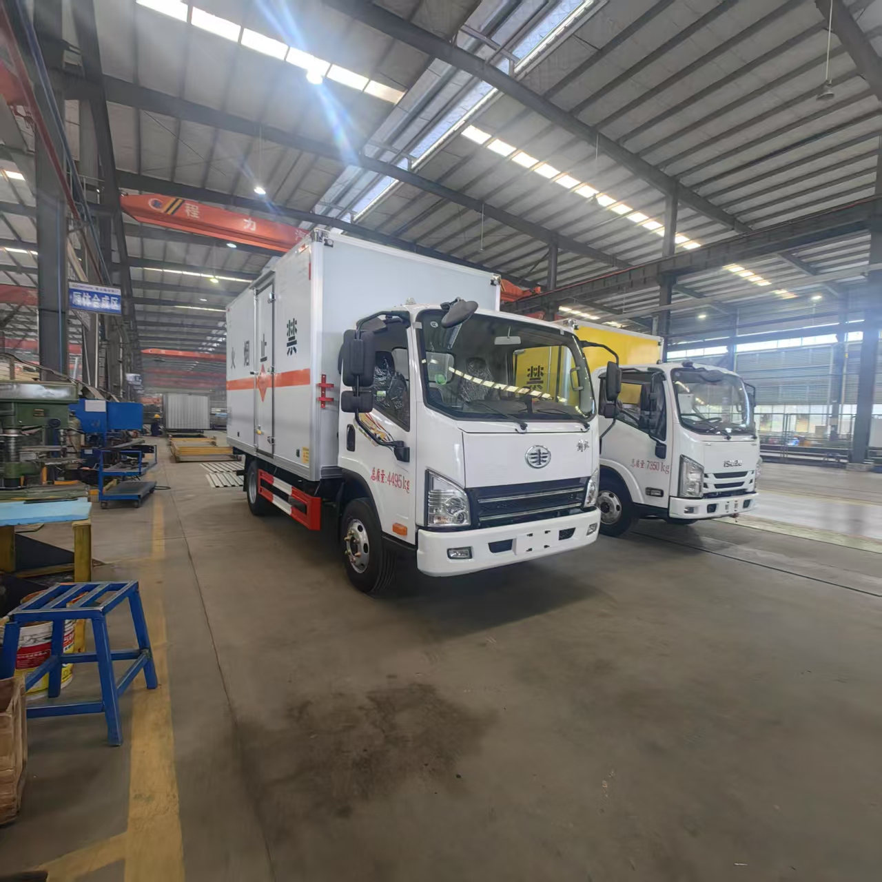 五十鈴和解放藍牌危險品車發車