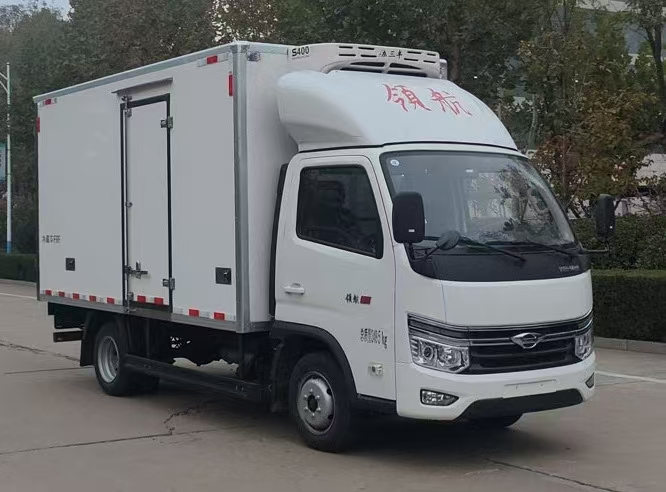 女司機能駕馭的福田領(lǐng)航自動擋冷藏車